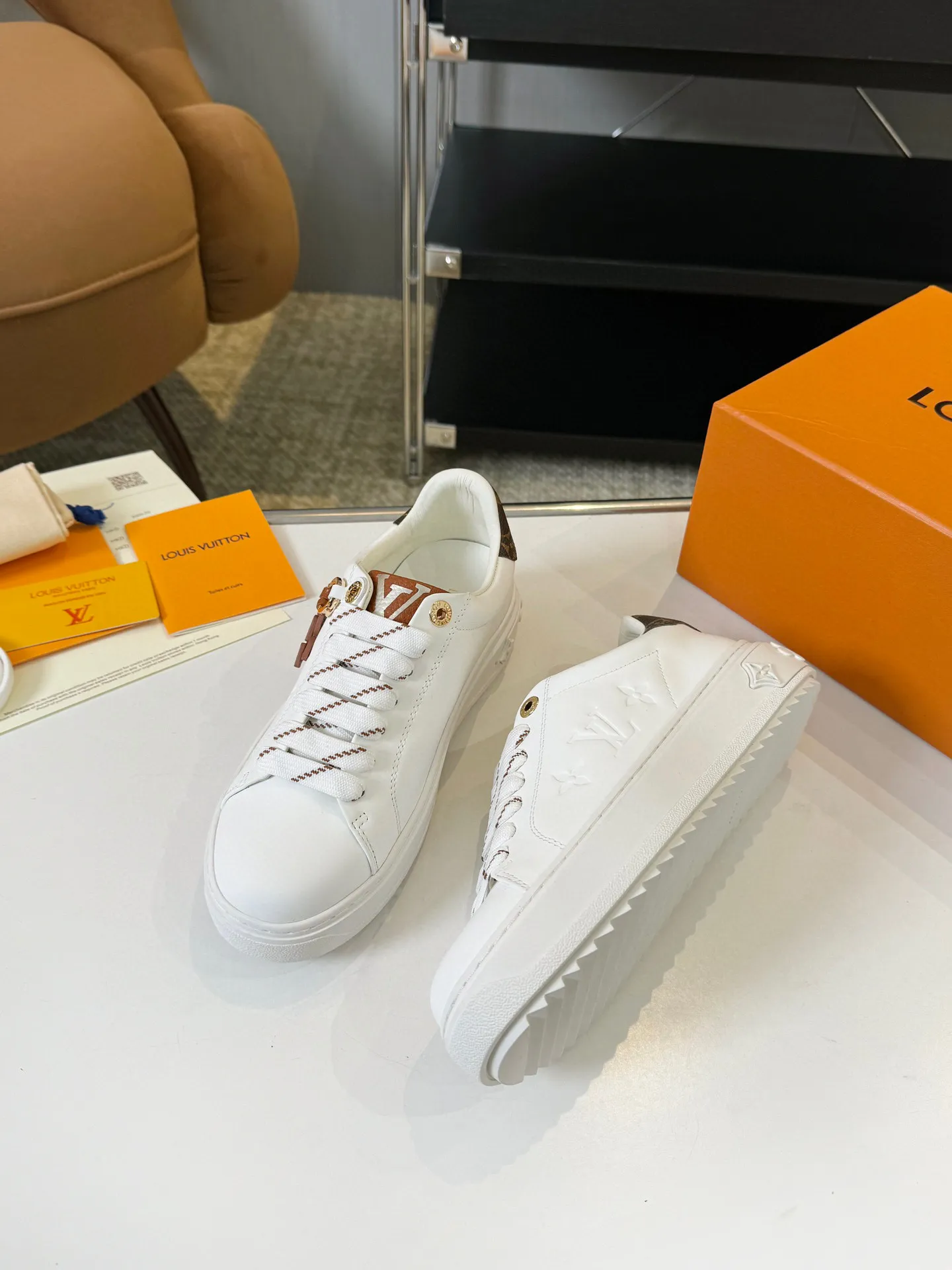 Men's Men's Shoes 💰💰660 Women's LV [Beverly Hills Sports Shoes Series] This Beverly Hills sports shoes are made of grained cow leather with Damier pattern, echoing the current season's leather goods series. The thick rubber outsole is lightweight, and an embossed Louis Vuitton logo adds a branding touch. Padded insole and technical fabric lining enhance comfort.  Detailed Features ♛ Embossed grained cowhide leather ♛ Ultra-lightweight rubber outsole ♛ Louis Vuitton logo on tongue and outsole ♛ Size: 35-40